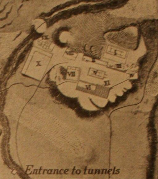 Figur 4:Oversiktstegning over Heraion med inngang til tuneller ved elveleiet Brønnen Foran Stoa II på vestsiden er det rester av et brønnhus med en kanal av terrakotta som leder mot øst.