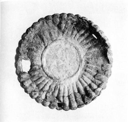 Figur 6: 1, 2 og 3:Offerskåler fra Heraion i Perakhora I fundamentet i den vestre delen av det gamle tempelet for Hera ble det oppdaget en grop (fig.