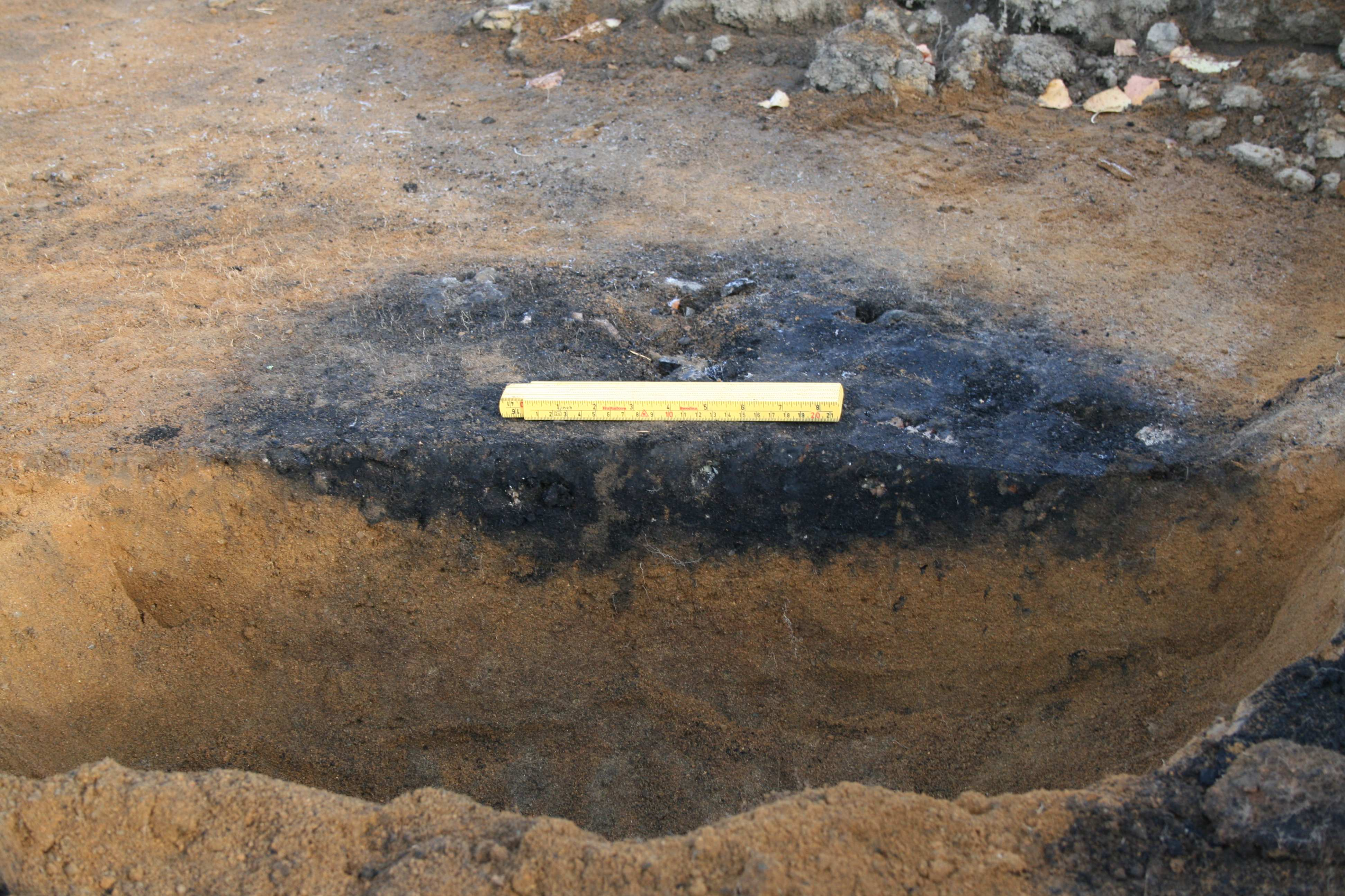 Bilde 3: F1 R129935, kokegrop snittet, sett mot N R133540 Nedgravninger fra tidlig middelalder og senmiddelalder på 163/4 Sundby øvre