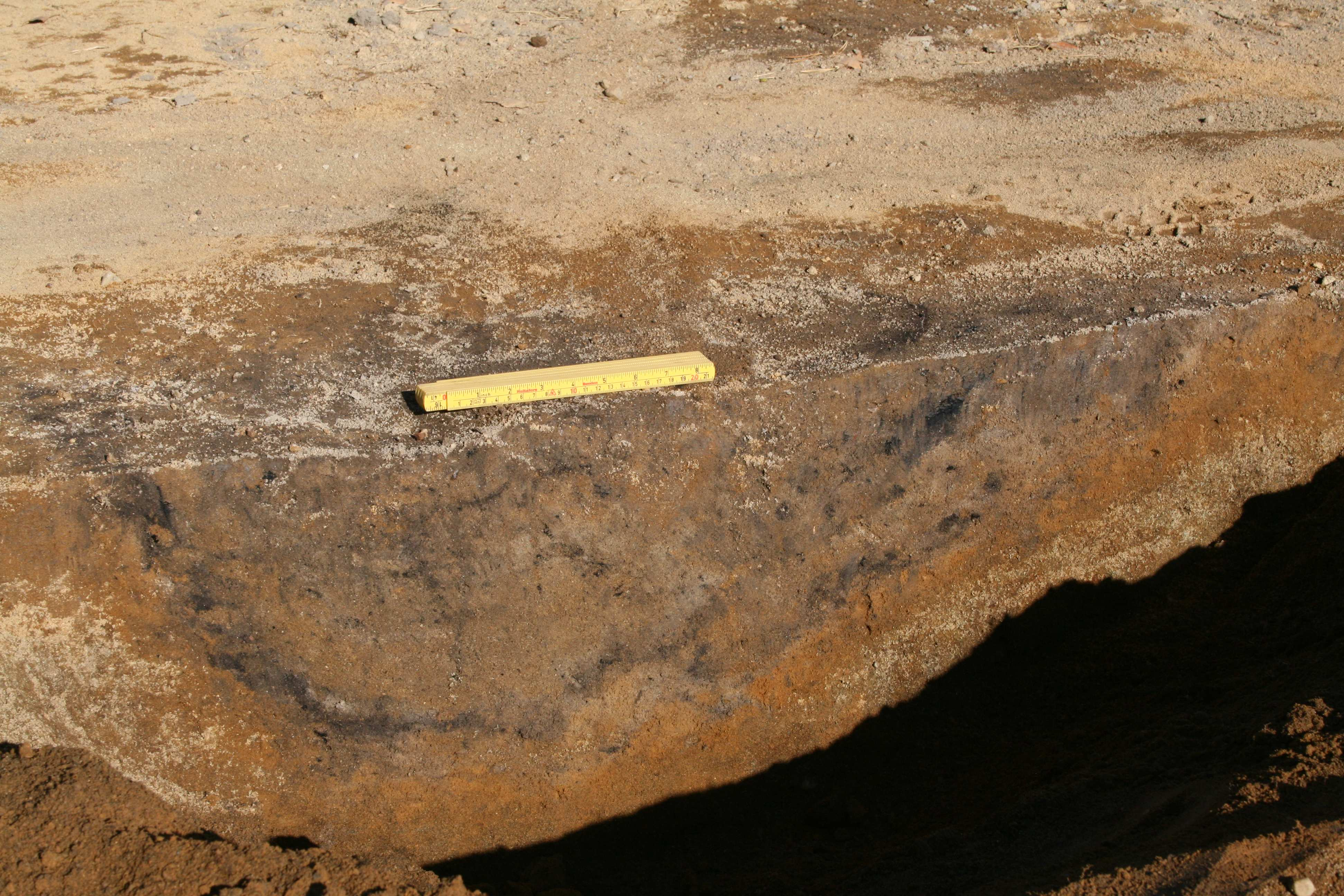 Bilde 5: F1 R133540, nedgravning snittet, sett mot NNØ. F2 Nedgravning Mål: 33x34 cm Dybde 10 cm Datering 890 +/-40 BP Kalibrert 1030-1230 e.kr.