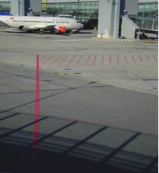 Oppstillingsplattformer Følgende merking skal benyttes på oppstillingsplattformer: Enkel smal rød heltrukken linje Sikkerhetslinje.