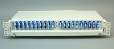 Hver modul er komplett med komponenter for toveiskommunikasjon avsluttet i LC kontakter på fronten. Panelet kan monteres i 19 stativ. 1,5U panel Dette er et panel som monteres i 19 eller metrisk skap.