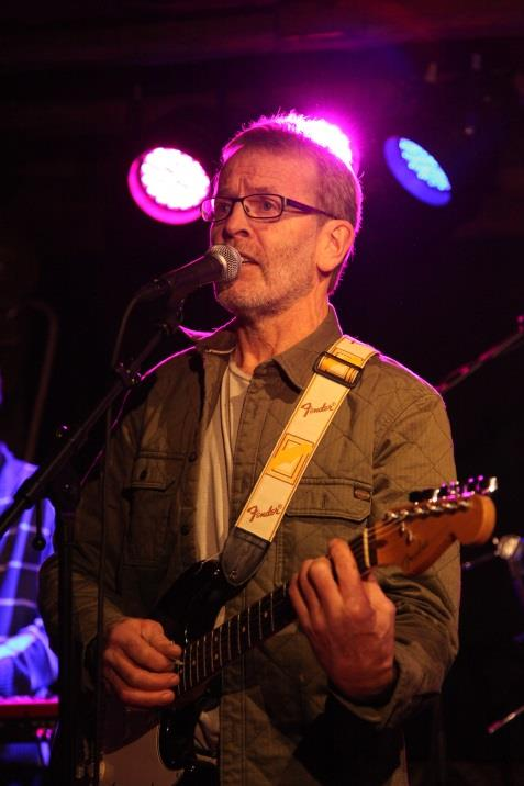 3 Bandet består av: Helge Høgh Gitar, vokal, Alf E.