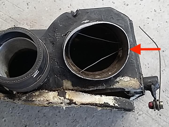 Granskningsrapport etter havari med -11-4.2.3 Årsak til motorproblemet Montering/sikring av luftfilter-innmaten var gjort med låsetråd gjennom flensen ved airbox og under slangeklemmen (se bilde 5).