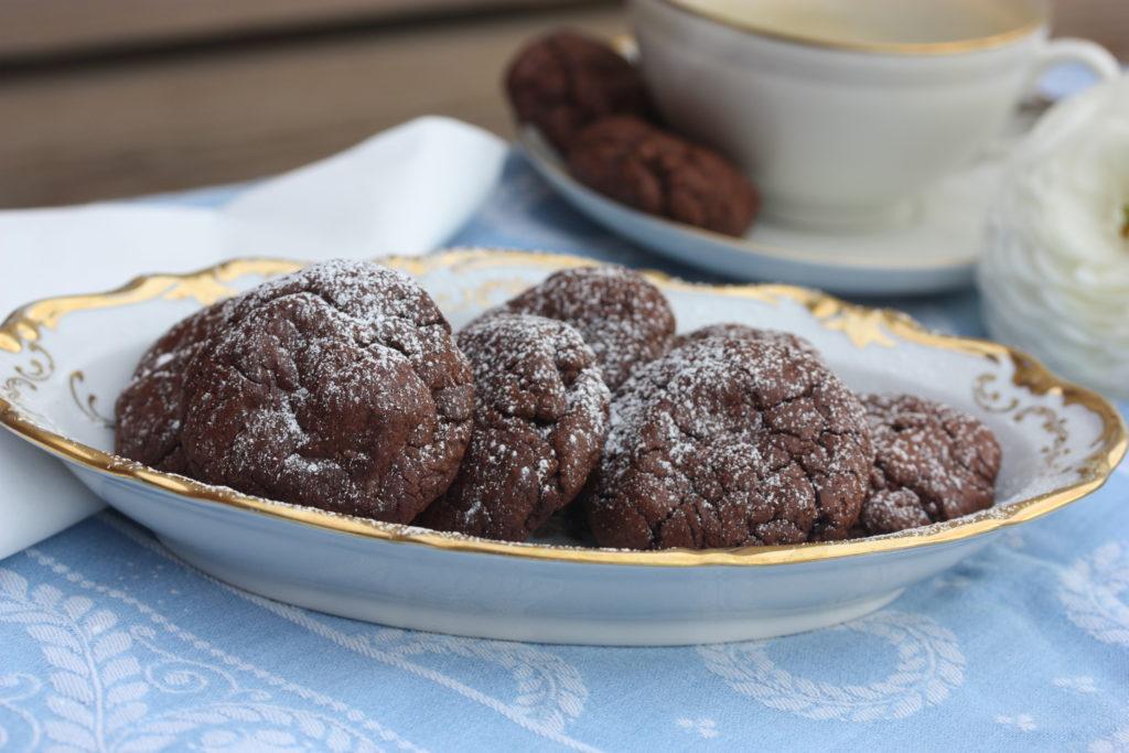 Brownies cookies! Hallo mandag! Hallo raknede strømpebukser og grinete barn! Hallo slitne mammaer og sure pappaer! Hallo våte votter, skitne dresser og sko som ikke tørket fra dagen før!