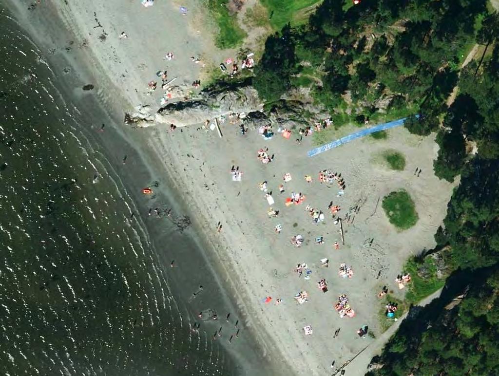 4.2. Sedimentære prosesser i strandsonen - elevoppgaver Figur 29: Flyfoto over Storvika. c) Se på bildene (Figur 27 og Figur 28) av de to strandtypene.