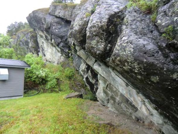 Fordypningsoppgave - Fallvinkel a) En geolog vil bl.a. bruke ord som strøk og fall når en bergblotning skal beskrives og markeres på et kart.