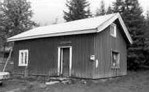 (0821-008-130) Husene på skogplassen Stavsholt skal være fra rundt 1870.
