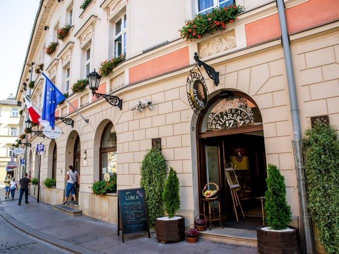 Innsjekking på Hotel Polski Pod Bialym Orlem, et 3 stjerners hotell beliggende helt i sentrum av Krakow. Se www.donimirski.com/en/hotel-page-74316 Kl 19.