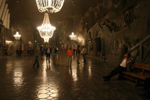 Etter lunsj går turen videre til saltgruvene i Wieliczka, en av verdens mest kjente saltgruver.