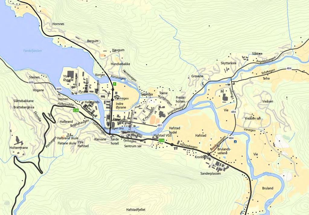 3. Situasjonen i dag 3.1. Trafikksystemet i dag I dag går riksvegane E39 og rv. 5 gjennom Førde sentrum. E39 er kyststamvegen frå Kristiansand til Trondheim, rv. 5 er eit samband ut til kysten/florø.