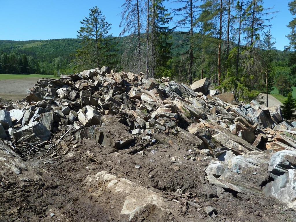 4.2 Nordre Langerud På gården Nordre Langerud (lokalitet nr. 9 i Figur 6) har grunneieren sprengt ut en større mengde stein på to steder.