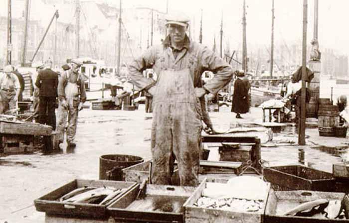 Lerøy konsernet har solgt og distribuert sjømat i mer enn 110 år. Her er Elias Fjelstad på fisketorget i Bergen i 1939.