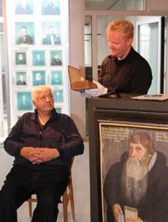 Arne Haugen fortalte så mer om det man finner under dagens kirke, der mye av materialene er gjenbrukt fra den gamle kirka.