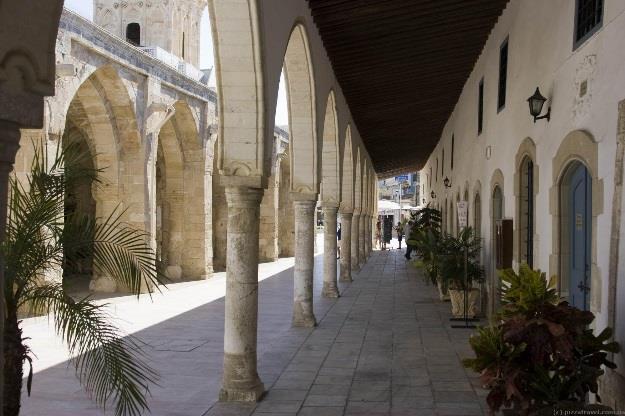 Dag 2 Byvandring i Larnaca (F, M) Etter frokost møter guiden oss i resepsjonen og vi tar offentlig buss til sentrum av Larnacas gamle bydel.