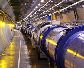 Partikkelakseleratoren, LHC, på CERN en 27 kilometer lang tunnel 100 meter under bakken klumper med 1000 milliarder protoner beveger seg rundt i ringen med en hastighet på 99,999998 % av