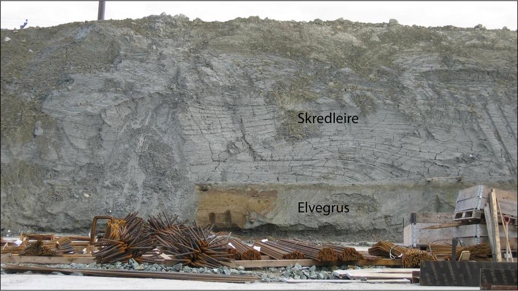 Figur 10. Byggegrop ved Brubakken viser skredleire over elvegrus (Foto: IL Solberg). Tabell 2. Dateringer nedre del av Gauldalen.