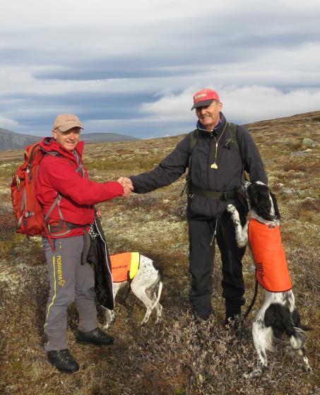 Begge hundene har da så mange sjanser at de er ute av konkurransen.