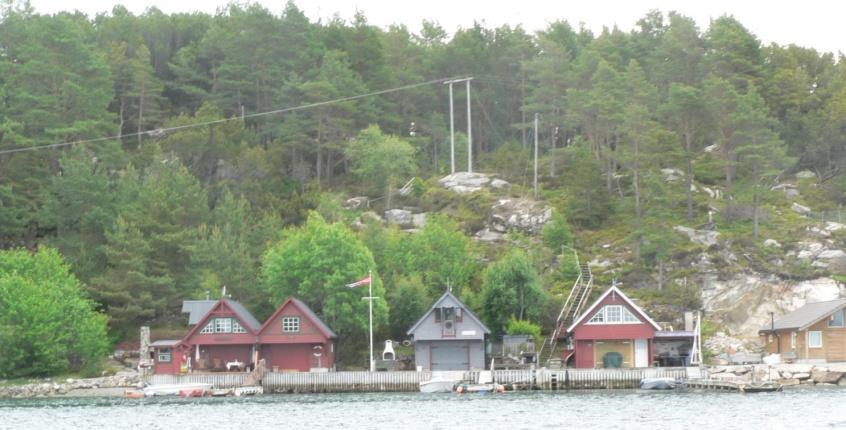 I krysset mellom vegen ut til Kråko hytteområde og mot Fitjar laks ligg ein campingplass. Denne campingplassen er inkludert i funksjonell strandsone.