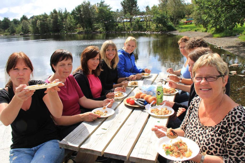 Glade damer frå Fitjarskolene nyter maten frå