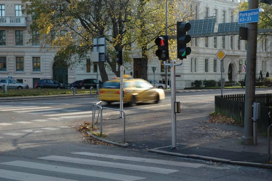 Figur 4 Signalstolpe med akustisk enhet ved lav/høy kantnivå (foto Andreas Larsson, SWECO) I Gøteborg har man ikke endret trafikksignalets tidssetting i samband med tiltakene, ettersom det bare er