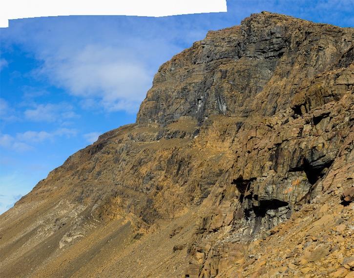 Figur 4.4: Sørvestlig fjellside der lagdelingen i ULS kan observeres. Nederst til venstre ser vi lys gabbro.