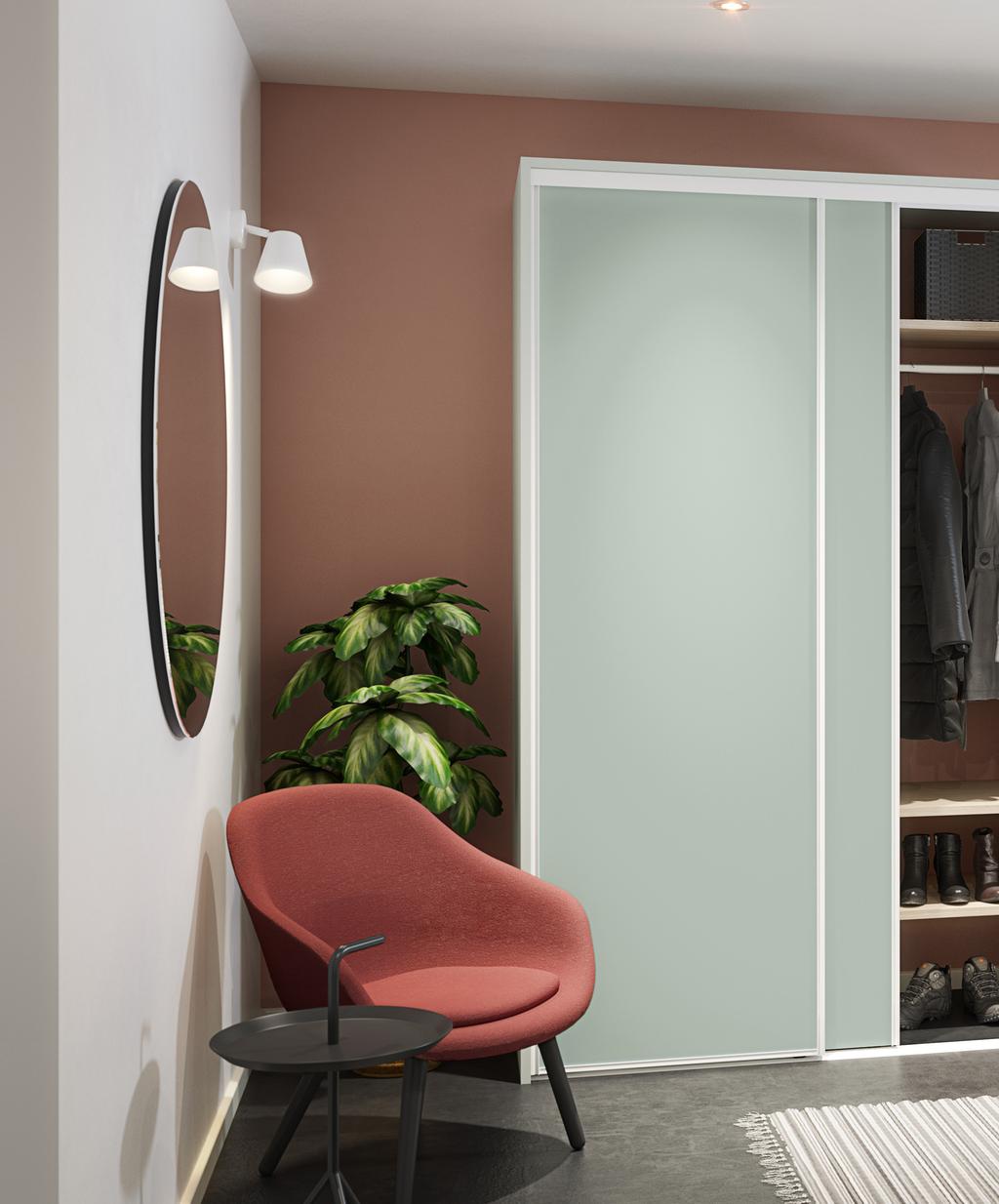 Hvit Lounge med lysegrå fylling, en profil som i denne utførelsen får unna og skjuler sko, jakker og treningsbager fra entreen på en enkel og effektiv måte.