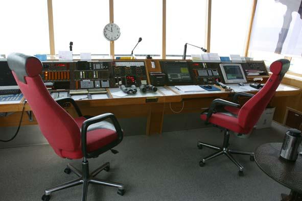 Statens Havarikommisjon for Transport Side 6 Ref. INS-7 3.7. Vakthavende LTT-Fullmektig har kommunikasjon med lufthavnas kjøretøyer på radiotelefoni (UHF bakkefrekvens).