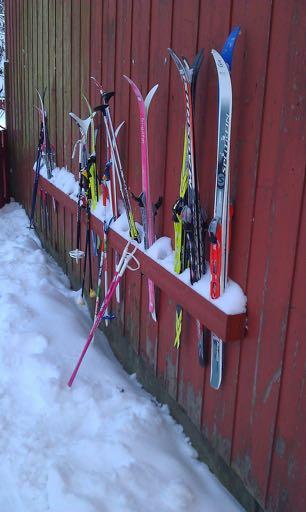 Våre omgivelser gir svært gode forutsetninger for rike opplevelser ute i nærmiljøet hele året. Vi tenner bål og spiser mange av måltidene våre ute.