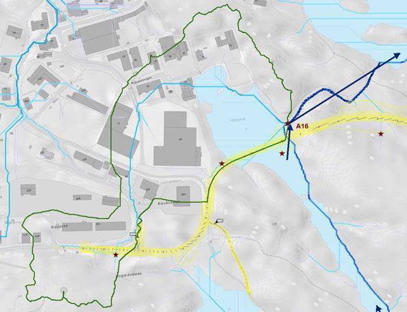 Figur 5.8: Nedbørfelt for A16 vist i grønt. Flomveier (blå linjer) for aktsomhetsområde A16 (rød stjerne). Blå piler viser flomretning og mørkeblå-stiplet linje er eksisterende bekk. 5.8.2 Konsekvens for vassdrag, byggverk og infrastruktur Konsekvenser for dette felt avhenger av endelig valg av nedbørfeltgrense for Mjåvann 3, samt valg av kulvertløsning under ny industrivei.