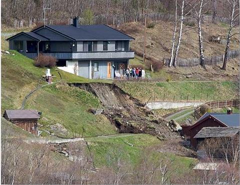 Jordskred En rask og glidende massestrøm av løsmasser i bratte skråninger. Jordskred har varierende vanninnhold, og forekommer utenfor definerte vannveier.