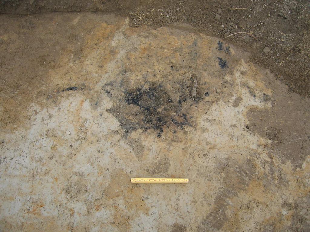 eller som én stor nedgravning med en diameter på 140 cm. Kullprøve er tatt ut på dypeste punkt i midtre del. Kullprøven daterte strukturen til tidsspennet 140 390 AD. Altså romersk jernalder.