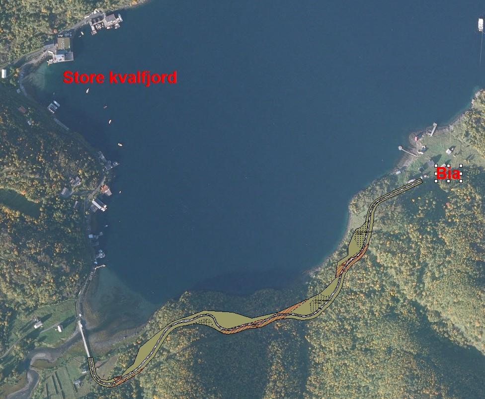 Topografien og terrenget mellom Bia og Fjordbotn i Kvalfjord gjør vegbygging meget krevende. Terrenget består av til dels bratte fjellpartier som gir stor stigning både i lengde- og tverrprofil.