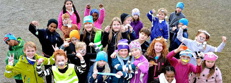 Overgrodd vei skaper farlige situasjoner. Lærere på sykkelkurs i Tromsø. Klasse 6B fra Harstad skole deltok i Refleksjakten 2016. fikk utdelt materiell til trafikkopplæringen.