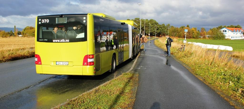 Kantsteinstopp på holdeplassen Koieflata på bildet under vil gjøre det mulig å etablere 3 meter fortau, noe som er viktig med tanke på fremkommelighet på vinteren. Figur 3: Koieflata på Tiller.