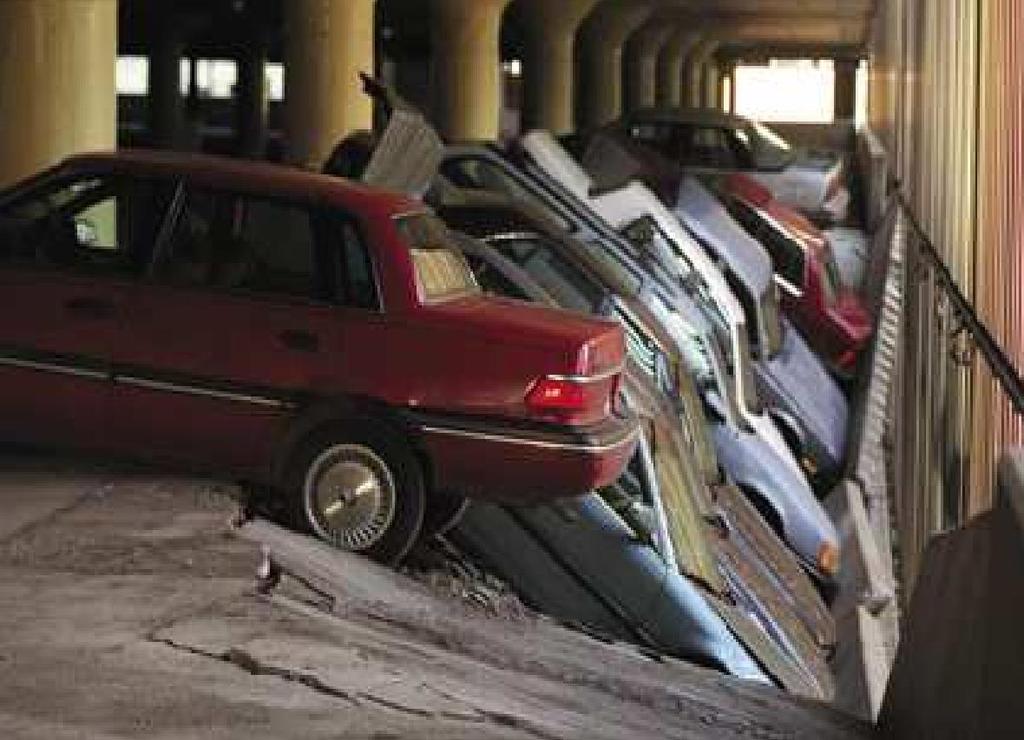 Klorid-korrosjon har sin årsak i at salt følger med biler inn i parkeringshuset på vinteren. Saltvann finner gjerne veien til lavbrekk, sprekker og riss.