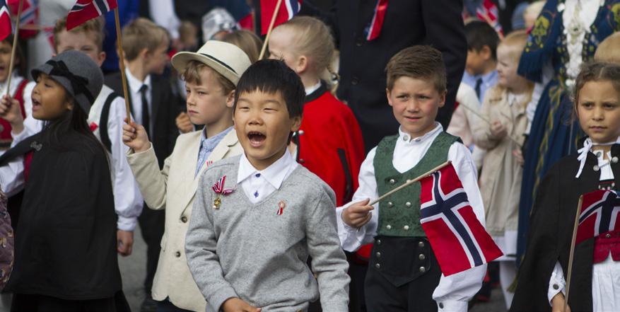 17. mai sanger Norge i rødt, hvitt og blått Ja, vi elsker dette landet Ja, vi elsker dette landet som det stiger frem, furet, værbitt over vannet, med de tusen hjem, - elsker, elsker det og tenker på