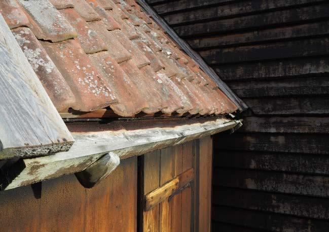 Takrenne og dekkbord ved overgang våpenhus og skip.