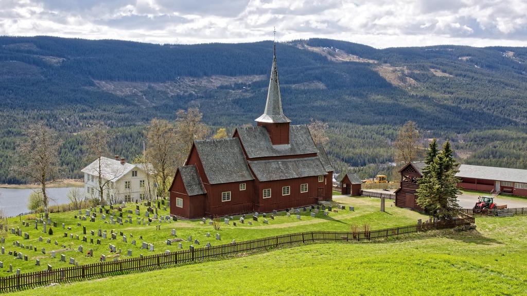 1 Kirkens plassering og omgivelser Hegge kirke står ved gården