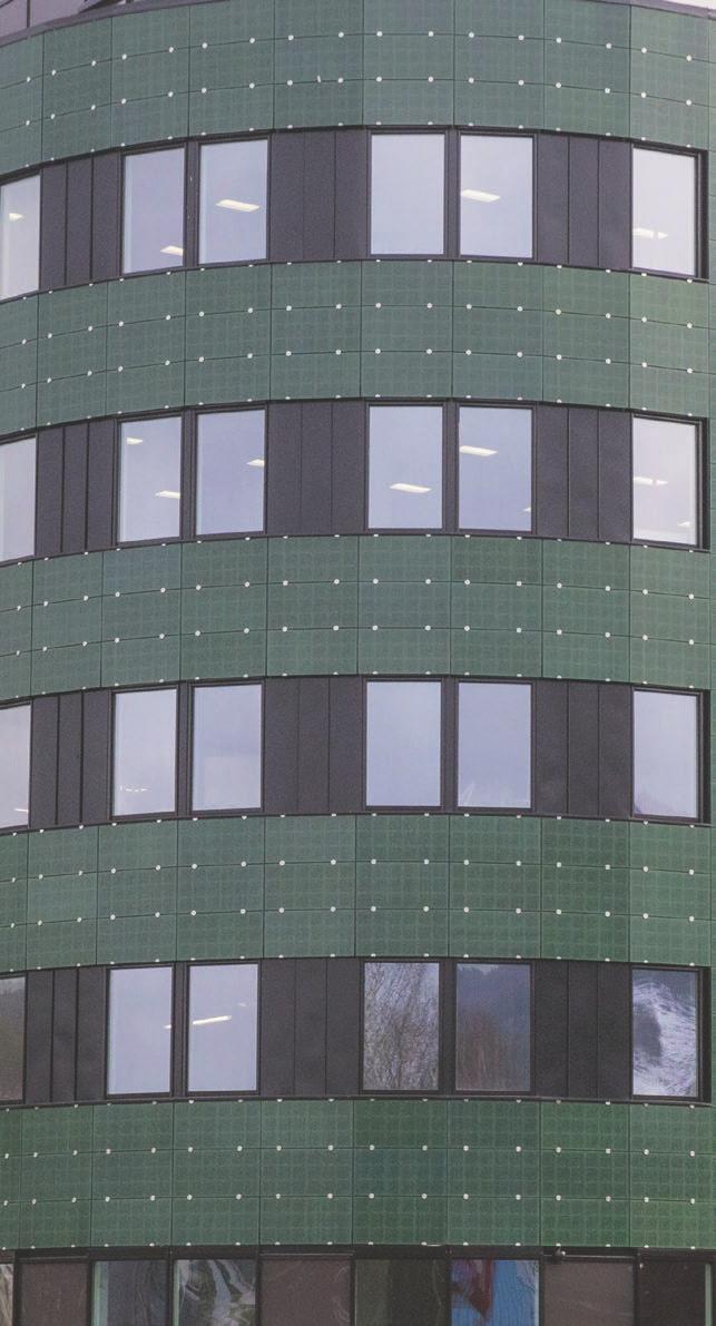 Å bruke solcellene på fasaden på denne måten er ikke gjort før, og entreprenøren måtte til Belgia for å finne teknologien som gjorde de grønne platene mulig å realisere.