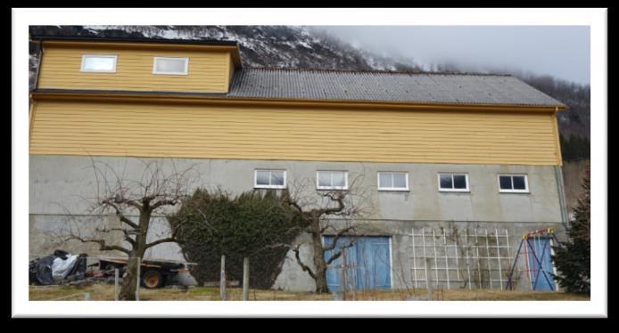 En del av forbrettet består av glasert teglstein (P02), resten er malt betongstøp. Under forbrettet er det fylt med lecakuler. I taket over forbrettet er det ca.