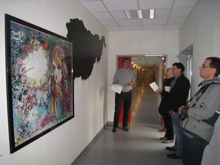 Smeaheia skole Kunstverkene på den nye delen av skolen består av flere innrammete veggmalerier samt et verk som er malt direkte på vegg. Bildene er laget av Magny Tjelta Jaatun og ferdigstilt i 2010.