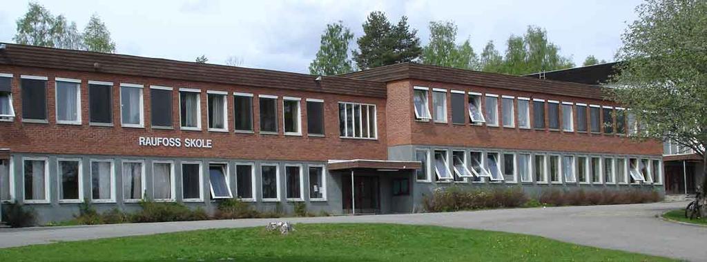 3.3.11. Raufoss skole (elektrisk oppvarming) Raufoss skole ligger vis a vis Vestre Toten Rådhus. Første byggetrinn ble oppført i 1961 (400 m 2 ) og resterende deler i 1964.