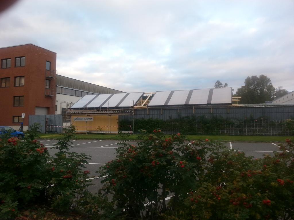 Brønnhus og solfangere ved NMBU Her kommer det 4 solcellemoduler på 1kWp for drift av pumpene for lading av