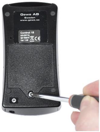 Sette i batterier Løsne skruen til batteriluken på undersiden av Control Prog med en liten skrutrekker og sett inn 4 stk. Alkaline batterier type LR03 (AAA) 1,5 V.