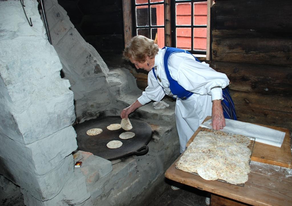 Eldhuset er i god stand. Grua, med eldstad for takke, er restaurert ved bruk av tradisjonelle materialar, og etter tradisjonelle arbeidsmetodar. Anna Sæbø steiker potetkaker.