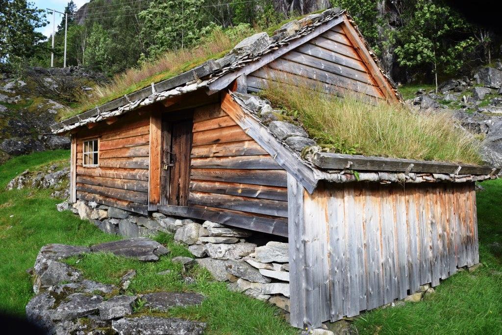 Det står i alt 6 hus på Røynevarden nå. Dei står tett samla på ei hylle i lia med åkerlappar og grasbakkar både ovanfor og nedanfor tunet.