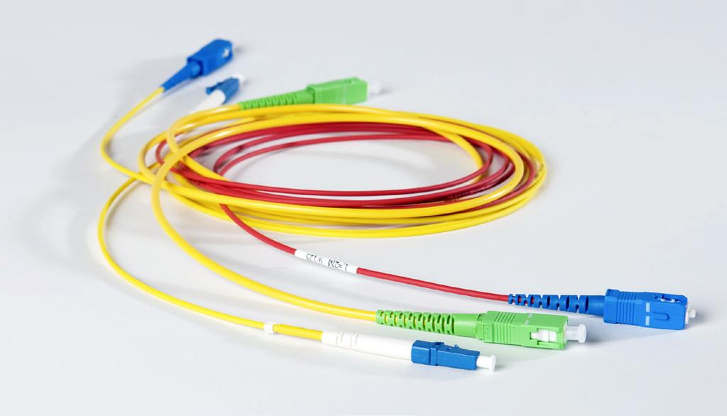 PRODUCT FAMILY FIBER PATCH CORDS PRODUCT MODEL SINGLE MODE - G.652D and G.657A2/B2 FEATURES Fiber optiske snorer for krysskobling av fibere. Består av en fiberkabel med konnektor i hver ende.