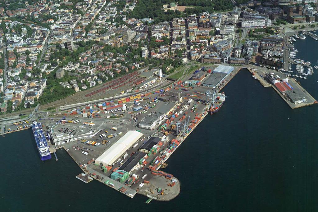 Filipstad og Tjuvholmen 2003: I 1990 kom 170 anløp på Filipstad og lastet 200.000 tonn papir.