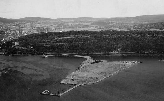Sjursøya 1937: Sjursøya ble sprengt ned fra midten av 1920-åra og til begynnelsen av 1930-tallet.